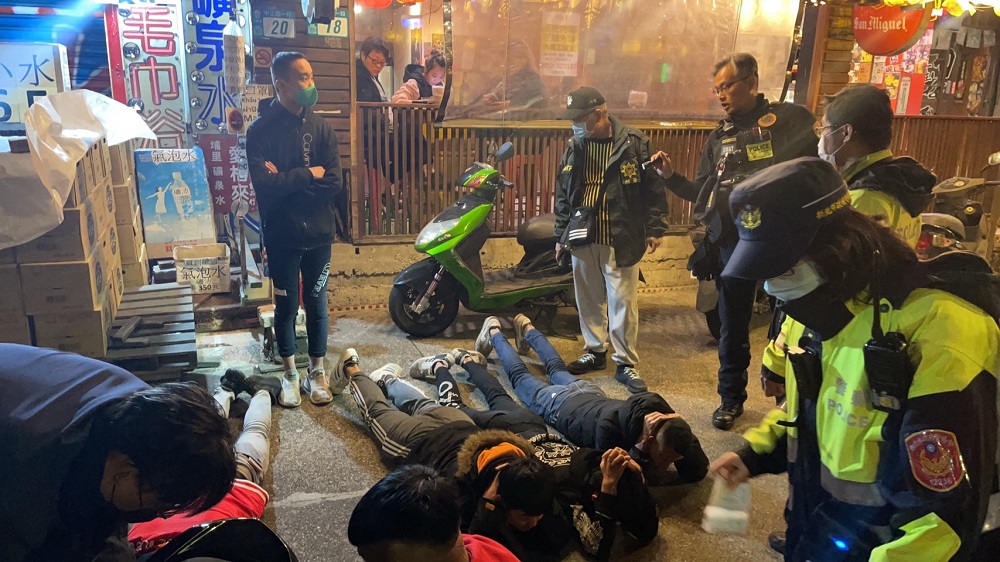 最強悍母 不滿女兒被男友欺負揪友燒烤店堵人 104 S 39641231