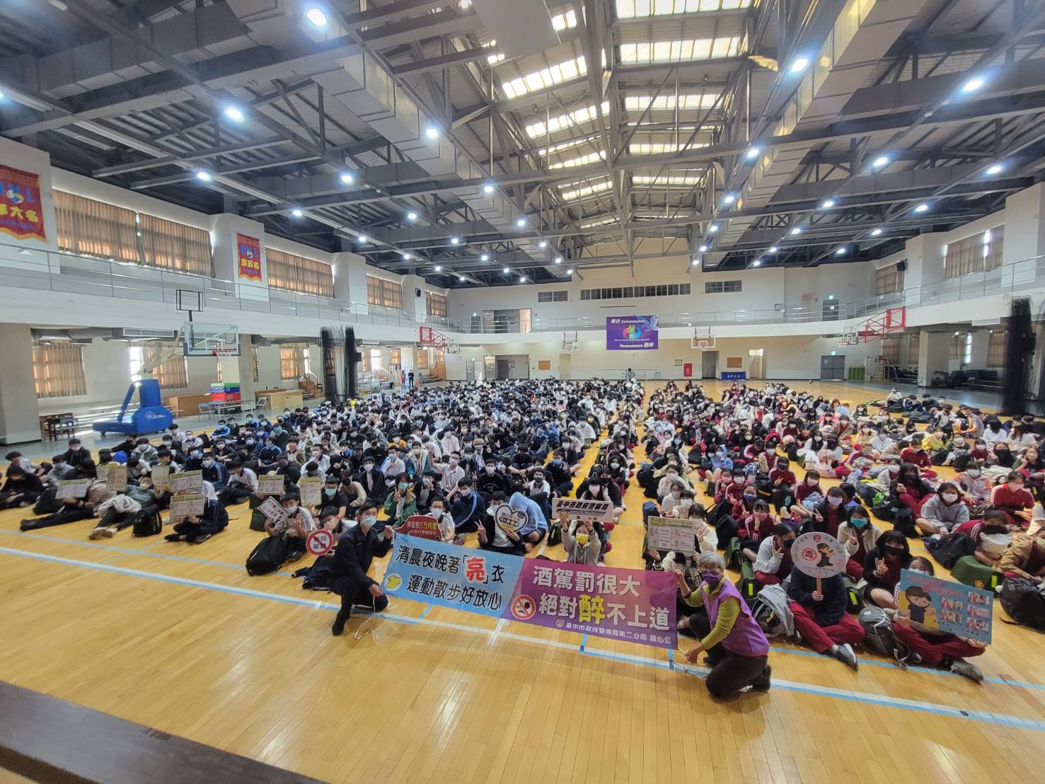 中市警二分局在臺中市立臺中第二高級中學舉辦交通安全宣導活動。(圖/記者謝榮浤翻攝)