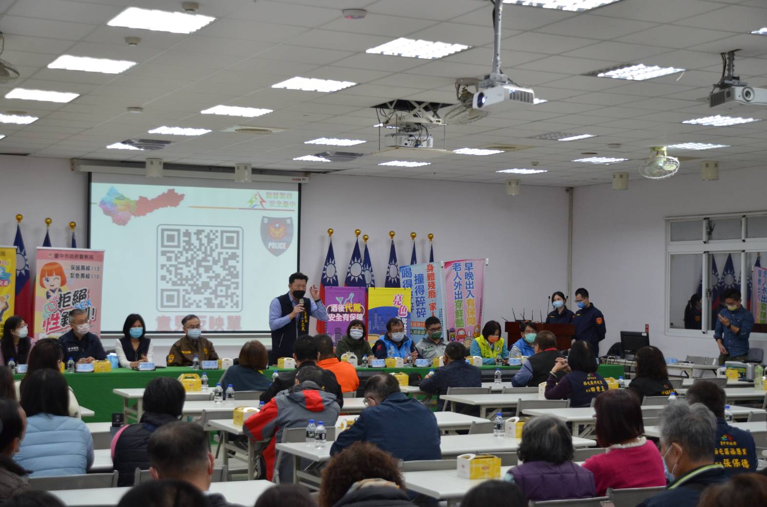 中市警六分局日前召開社區治安會議,廣邀西屯區長、各界代表及守望相助隊齊聚一堂,現場參加踴躍座無虛席。(圖/記者謝榮浤翻攝)