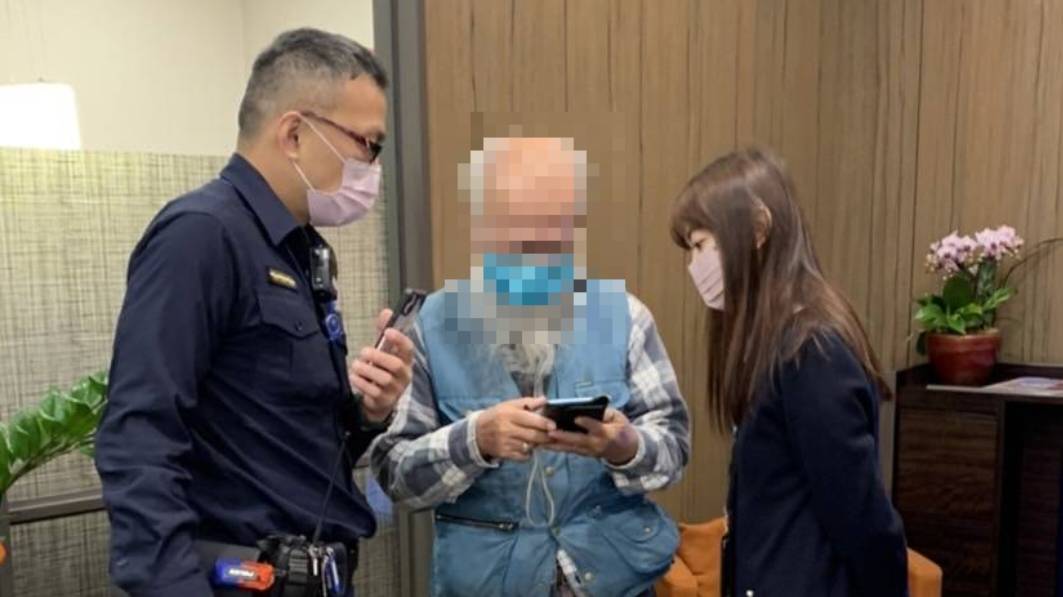 中市警四分局日前成功阻詐守住老翁1萬元。(圖/記者謝榮浤翻攝)