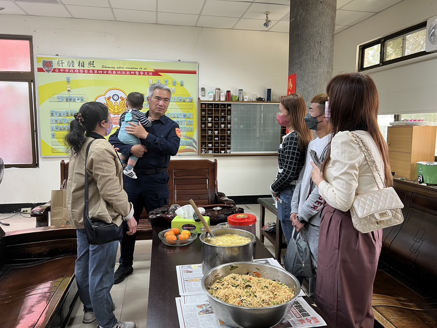 中市警四分局日前助因服用感冒藥物後昏迷嬰就醫,家屬特地全家總動員親自到警所致謝。(圖/記者謝榮浤翻攝)
