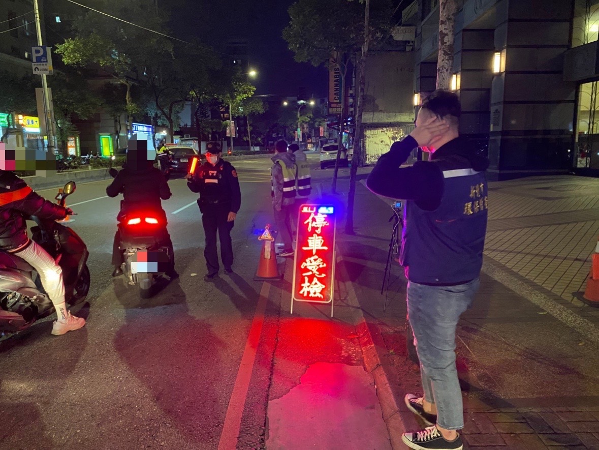 中和警於重點路段強力取締噪音車。(記者徐煜勝翻攝)