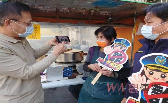 警政署長教你防詐　臺西警手機播防街頭宣導效果佳