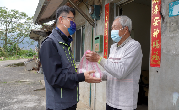 金山區公所匯集愛心 購買千顆雞蛋照顧弱勢