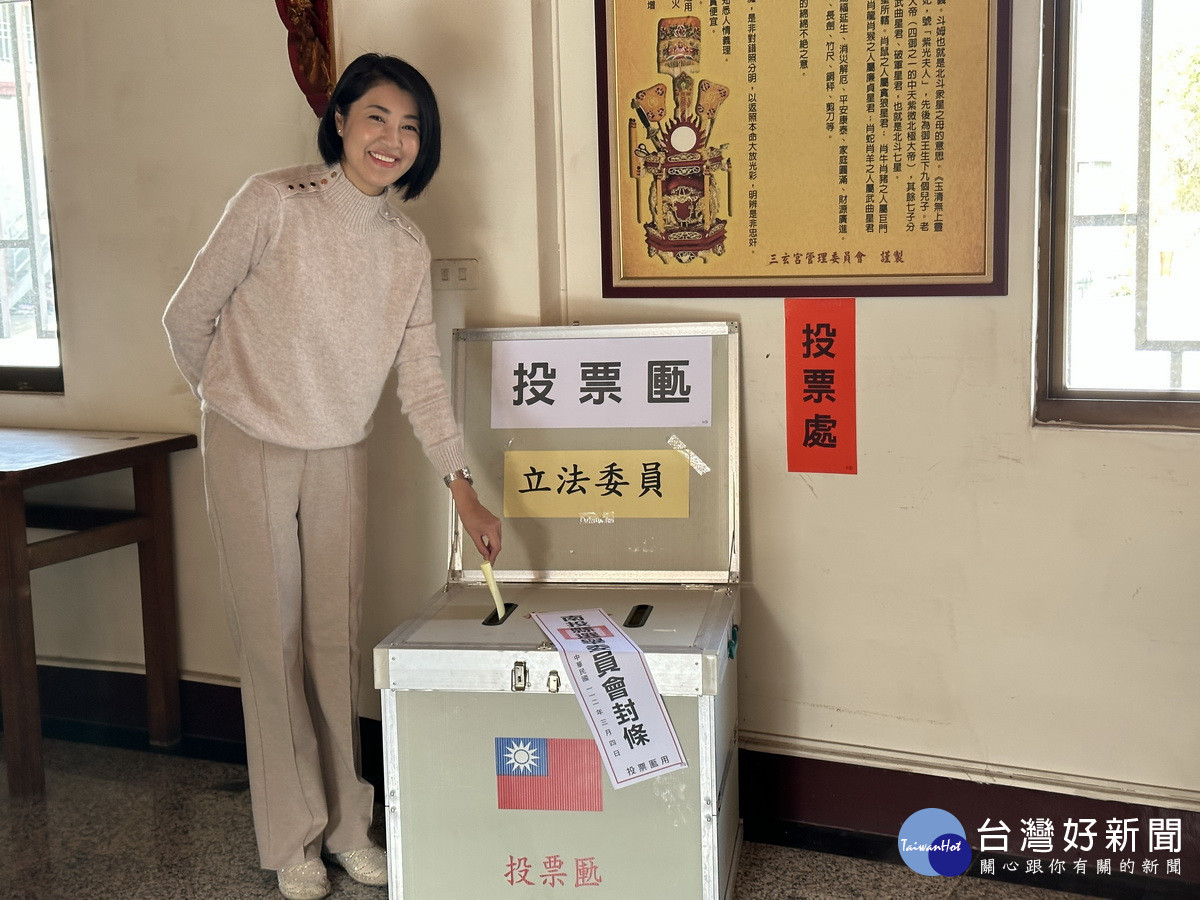 許淑華縣長在三玄宮投票。(記者扶小萍攝)