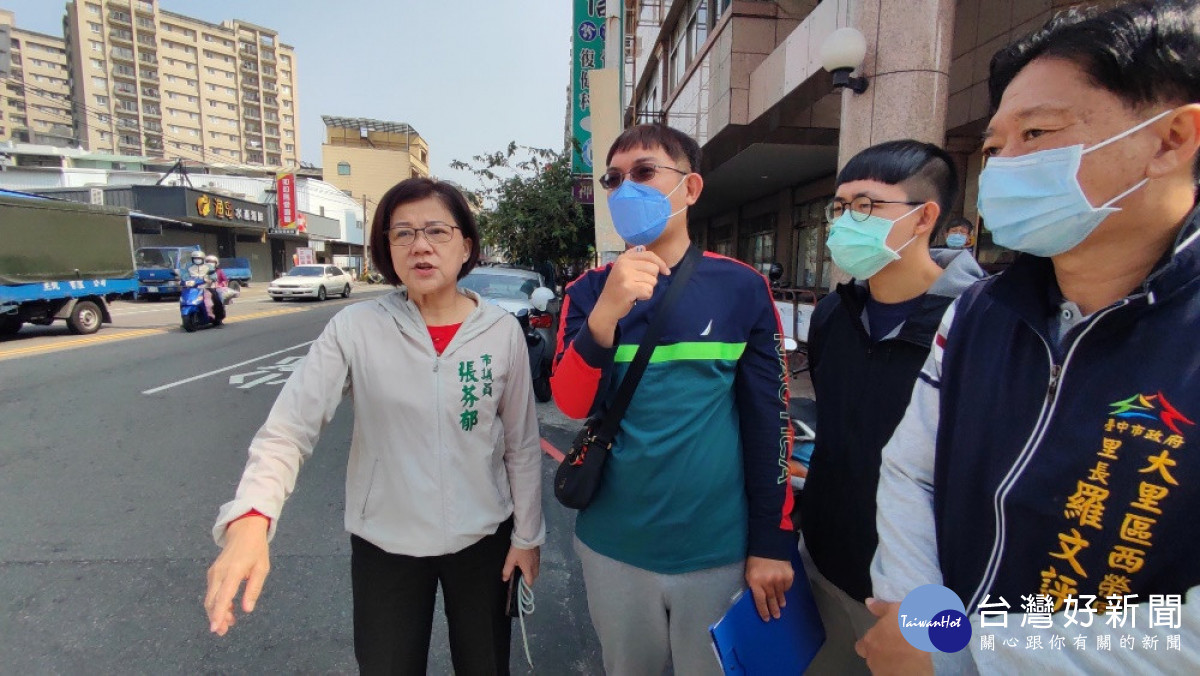 在地議員張芬郁邀在地里長及交通局會勘大里就省農會路口,盼能透過標線和號誌調整。(圖/張芬郁議員服務處)