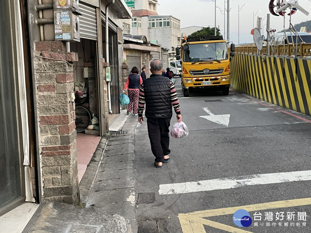 楊梅警結合環境清潔稽查大隊,於各地清運垃圾時,播放桃園市市長及警政署署長錄製之反詐宣導音檔。<br /><br />