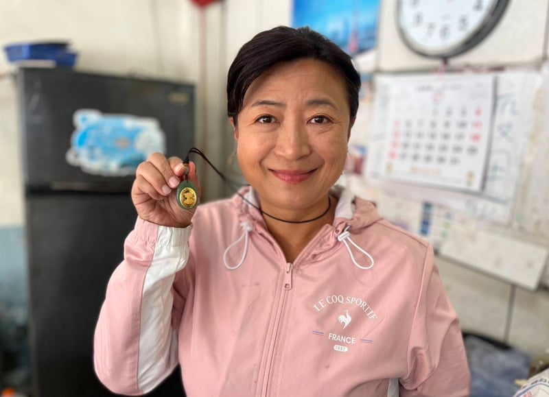 蔡培慧戴同黨立委林靜儀送的幸運項鍊去投票。中央社
