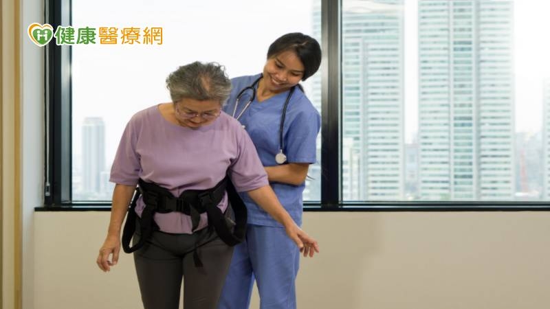 中風後復健好物 「轉位帶」站立超好用