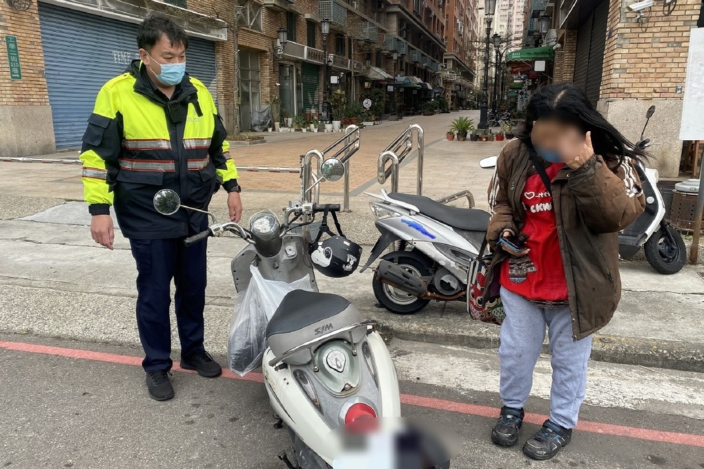 ▲ 陳女停機車時,有警員正在處理車禍,員警依此線索找到陳女機車 (圖/台中市警察局 提供)
