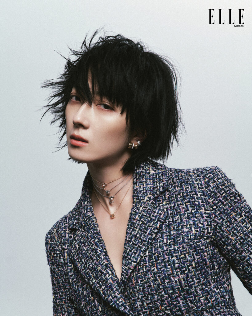 香奈兒Coco Crush高級珠寶系列耳骨扣環、銬式耳環、耳環、項鍊(ALL BY CHANEL JEWELRY);紫藍粉斜紋軟呢外套(CHANEL)。(照片轉載自「《ELLE》國際中文版雜誌」)