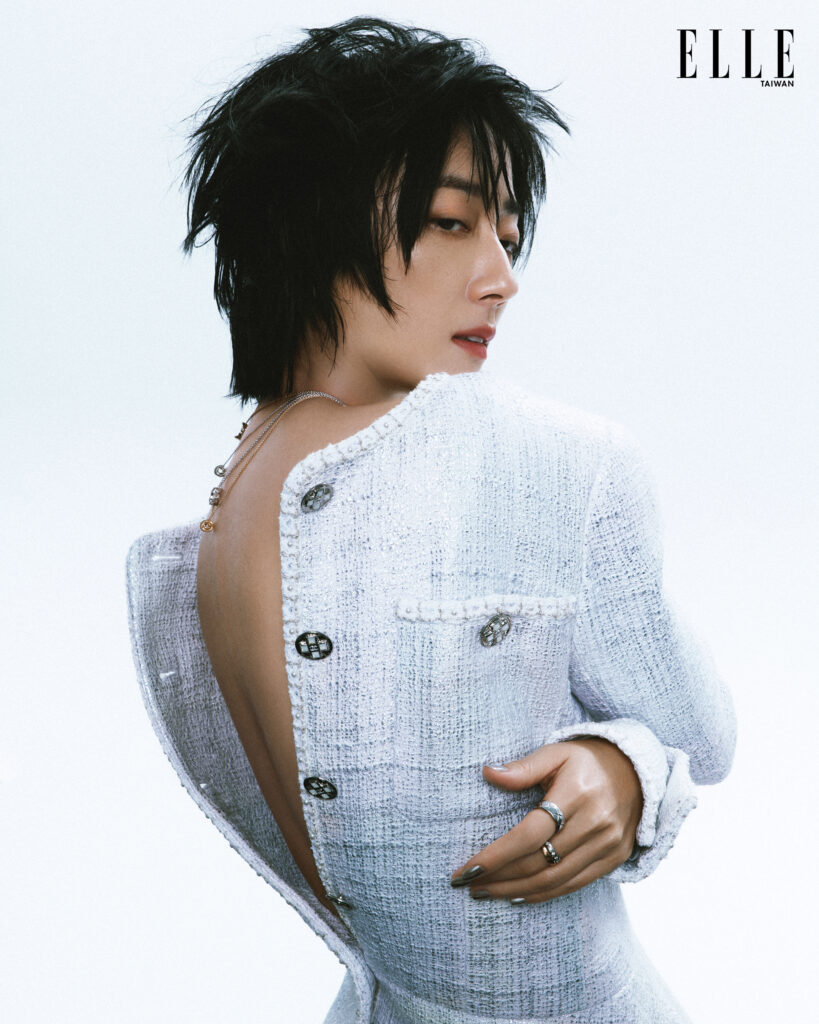 香奈兒Coco Crush高級珠寶系列戒指、項鍊(ALL BY CHANEL JEWELRY);白色斜紋軟呢外套(CHANEL)。(照片轉載自「《ELLE》國際中文版雜誌」)