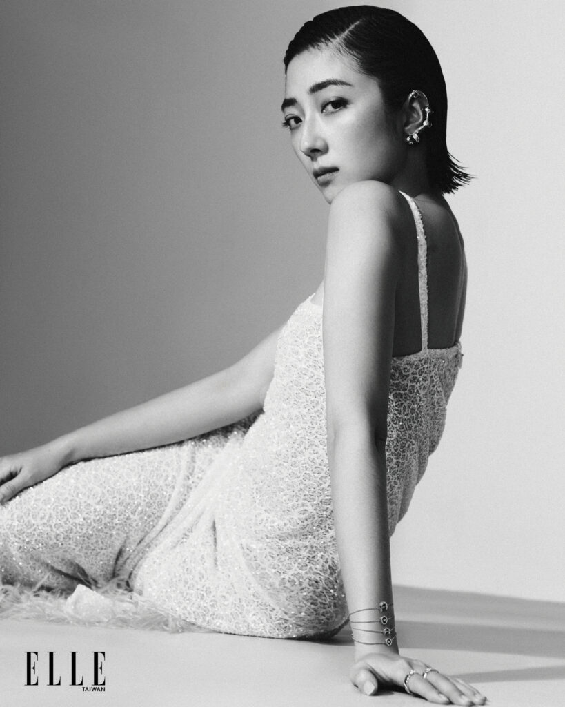 香奈兒Coco Crush高級珠寶系列耳骨扣環、耳環、戒指、Coco 手鍊(ALL BY CHANEL JEWELRY);銀色細亮片蕾絲粉色羽毛長版洋裝(CHANEL)。(照片轉載自「《ELLE》國際中文版雜誌」)