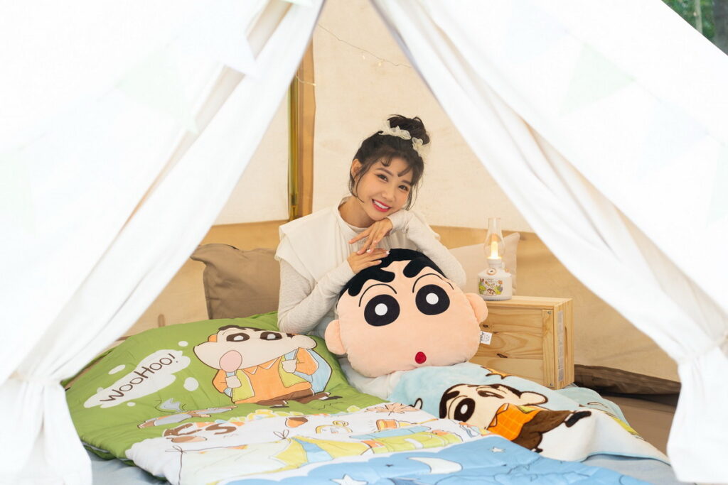 7-ELEVEN「蠟筆小新春日遊新趣」集點活動，以蠟筆小新全新打造近期最夯的露營、野餐元素，包括蠟筆小新撿木材生火、搭帳棚…等萌趣設計首亮相