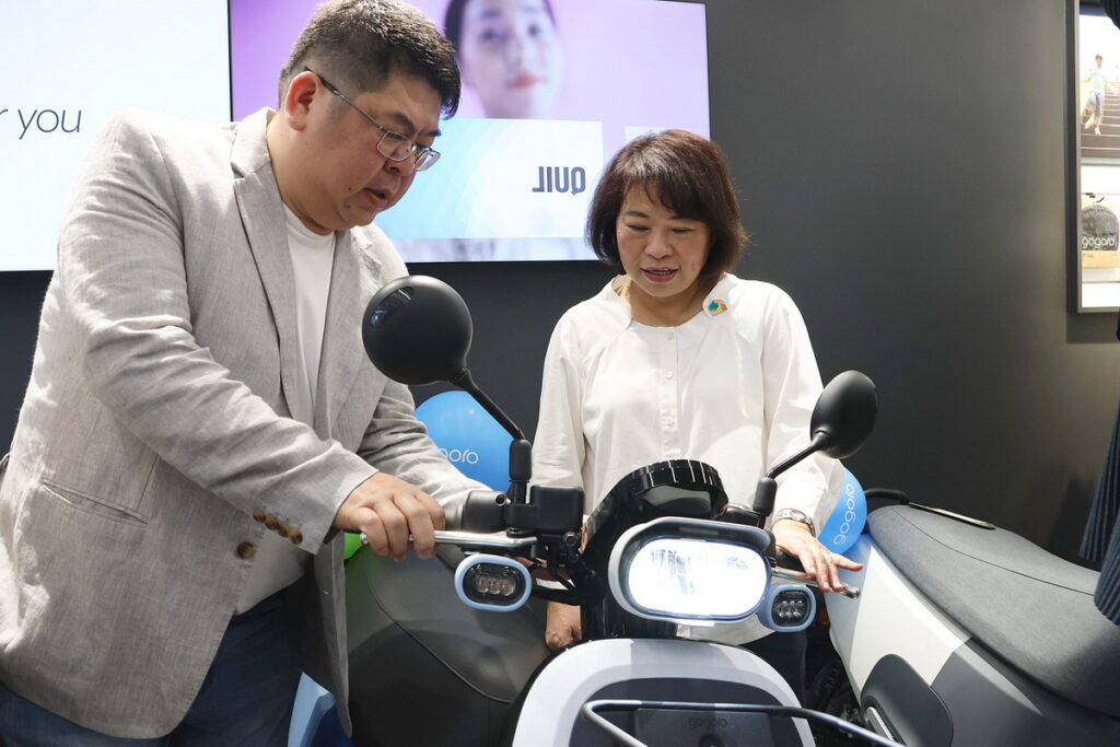 市長體驗電動機車操作
