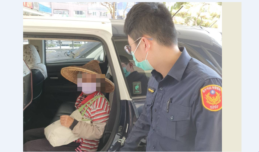中市警五分局四平派出所日前協助迷航老婦看診並護送返家 。(圖/記者謝榮浤翻攝) 