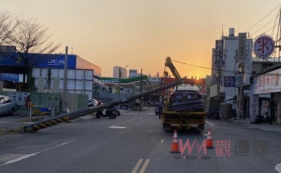 衰爆!Audi車遭撞發不動 上拖吊車又被電桿砸