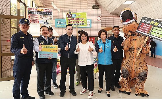 暴龍闖入教育博覽會 刑警反串宣導反詐引注目