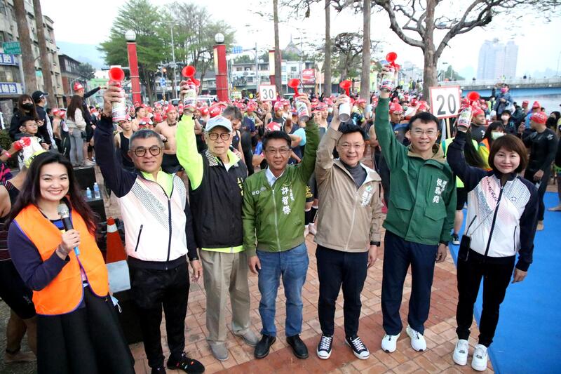 漾新聞|愛河國際鐵人三項競賽 張家豪稱王張綺文封后