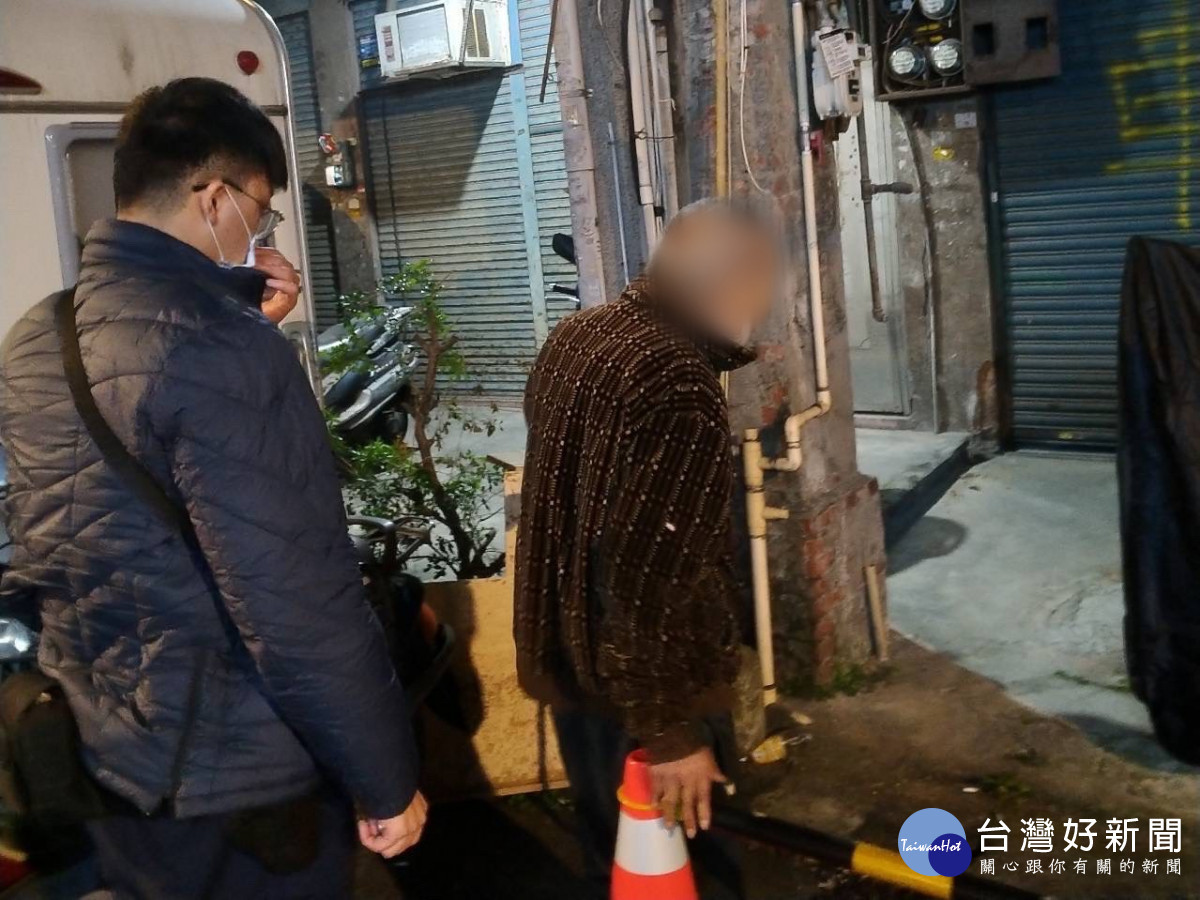龜山警眼尖識出失智翁 ，午夜驅車暖心助返家。