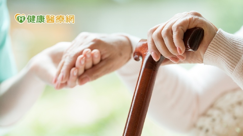 延緩失智 紓解照護壓力:長照商機美容按摩外送行不行?