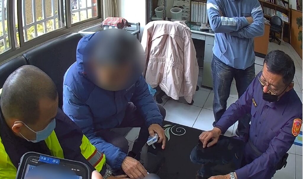 ▲ 迷途男子於警局中努力回想自己身分資料 (圖/台中市警察局 提供)