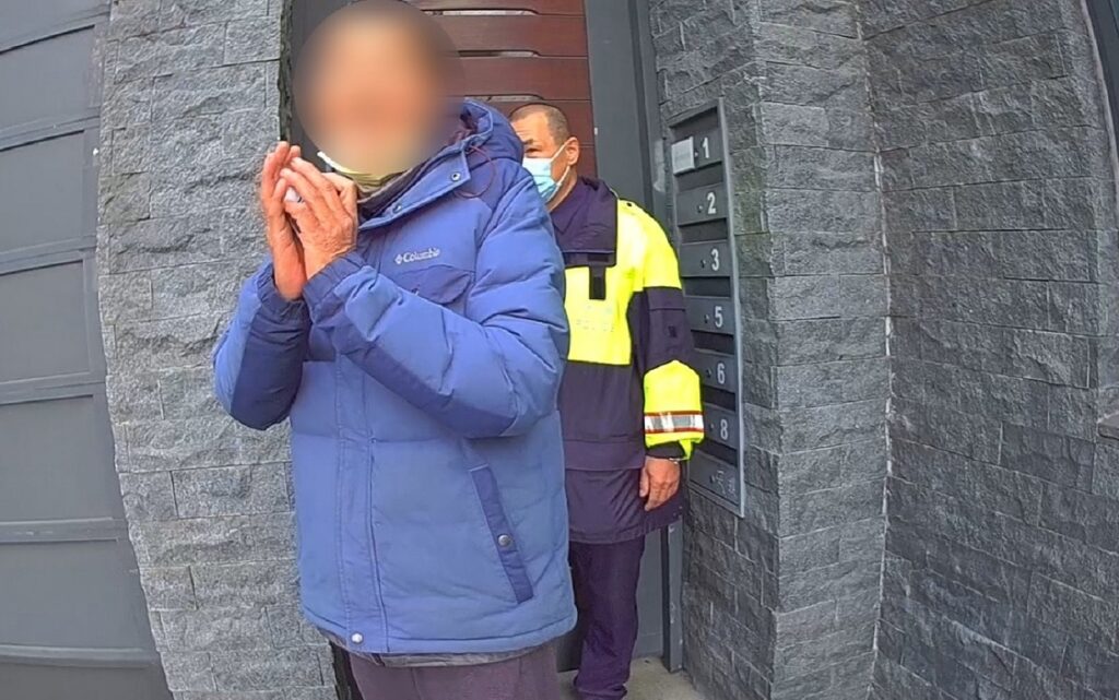 ▲ 警方以警車將迷途趙男載送返家,趙男與家屬頻頻向員警致謝 (圖/台中市警察局 提供)