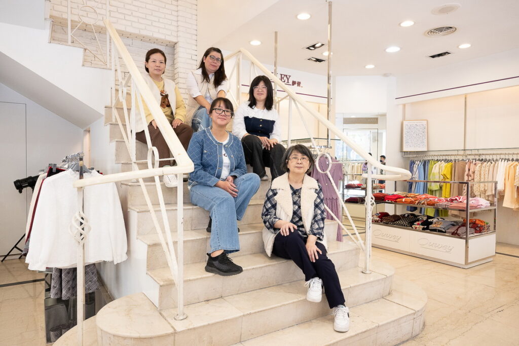 家扶媽媽們開心在伊蕾店內挑完美麗服裝 開心大合照