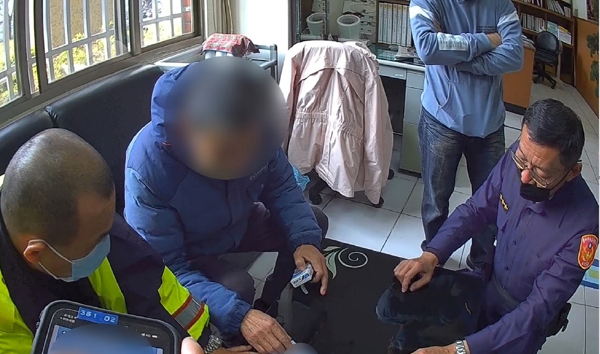 ▲ 迷途男子於警局中努力回想自己身分資料 (圖/台中市警察局 提供)