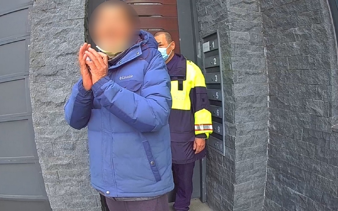 ▲ 警方以警車將迷途趙男載送返家，趙男與家屬頻頻向員警致謝          (圖/台中市警察局 提供)