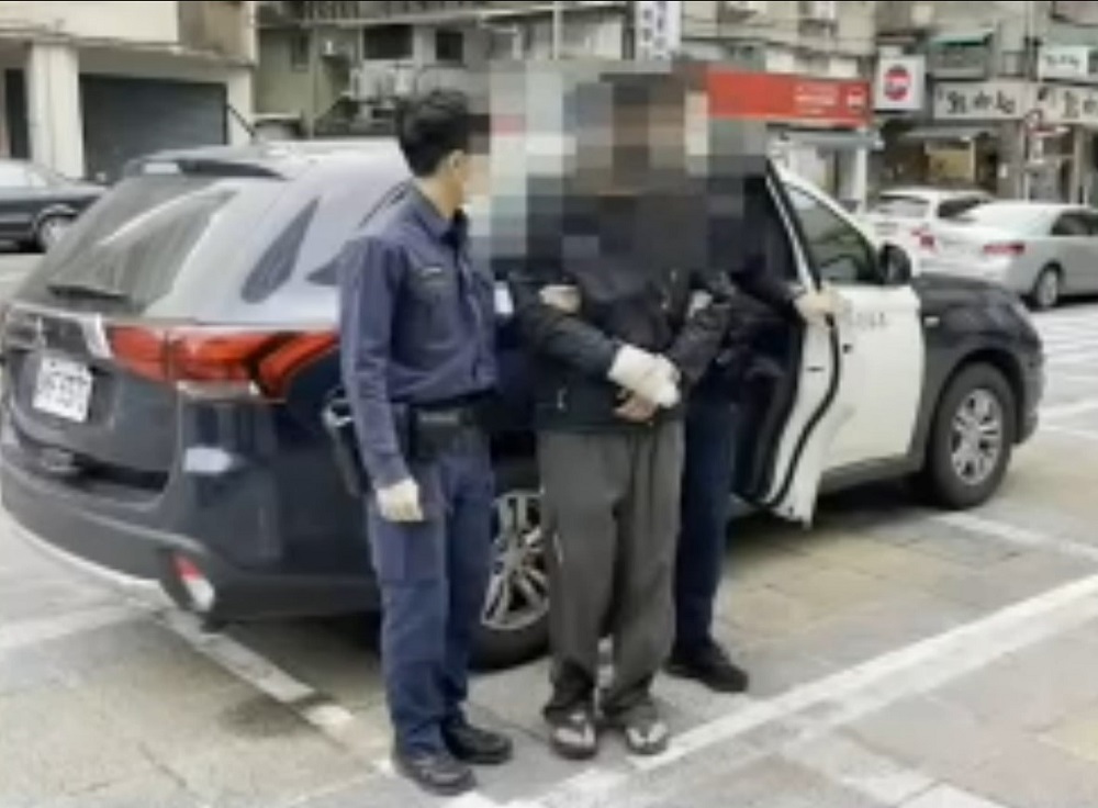 攔檢機車騎士眼神不定 置物箱赫見5顆土製炸彈與150鋼珠 74 54367