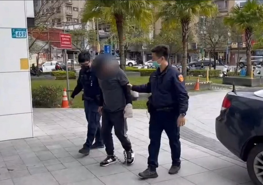 深夜潛入偷走70萬元彩券 學蜘蛛人爬大樓躲警中指撕裂傷 68 321