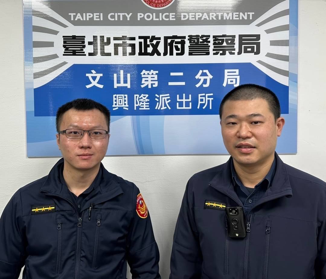 興隆所警員林冠廷(左)、高喬韋(右)協助鄭姓失智婦返家。(記者翁約博翻攝)