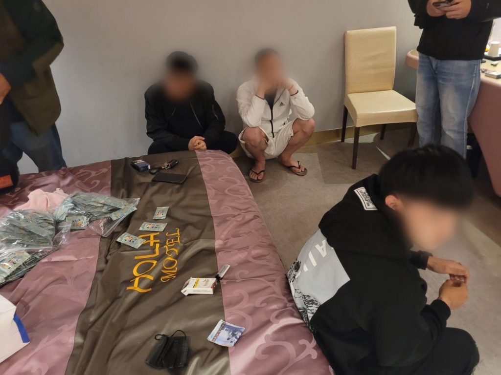 警在汽車旅館內逮捕販毒嫌犯並查扣毒品咖啡包。(記者林金聖翻攝)