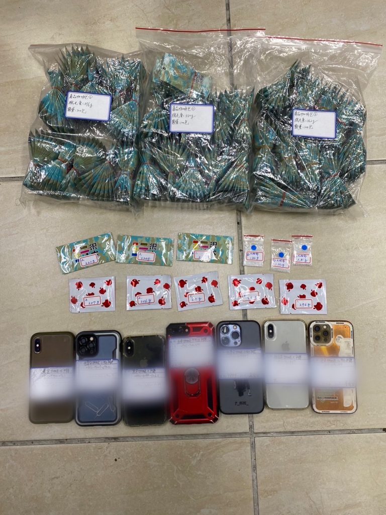 查扣300包毒咖啡包。(記者林金聖翻攝)