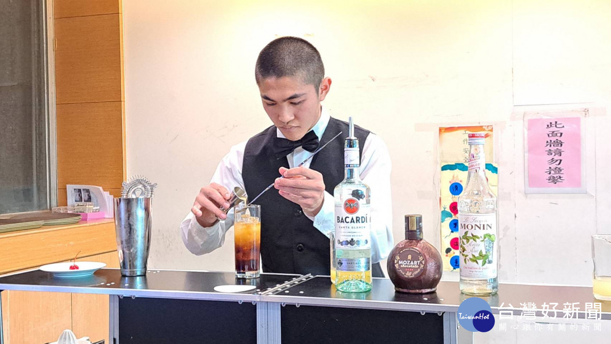 王于誌飲料調製。<br /><br /> <br /><br /> 
