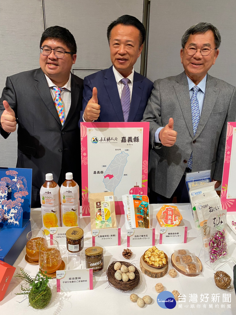 嘉義縣長翁章梁(中)、立委陳明文(右)、立委蔡易餘(左)在行前記者會力推「嘉義優鮮」農產品/陳致愷翻攝