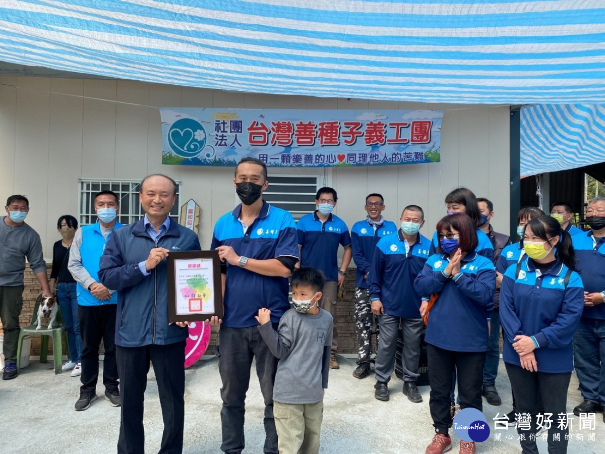 社勞處處長林志忠致贈感謝狀,感謝台灣善種子義工團無私的善行。
