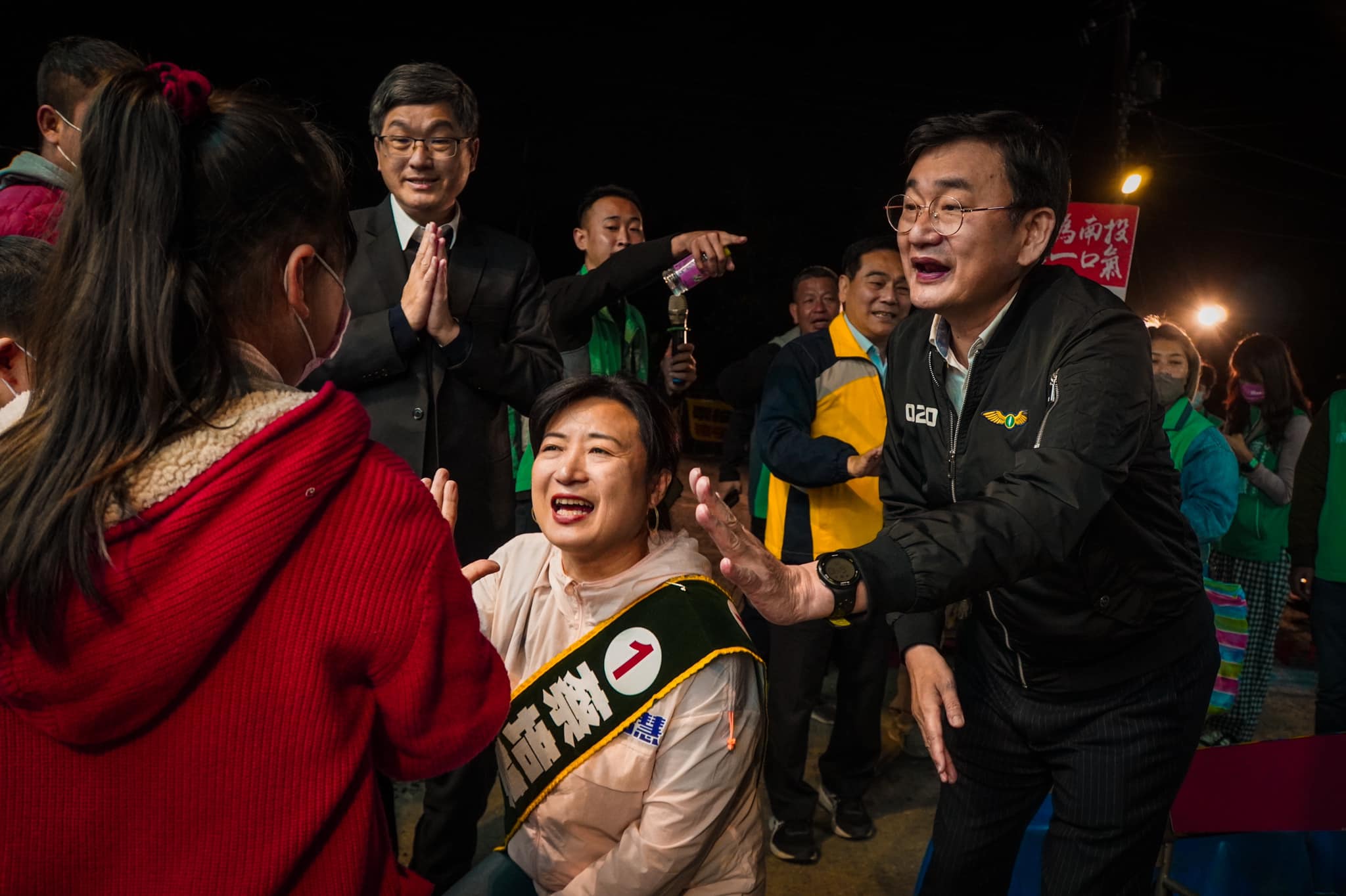 台中市第六選區基層及本土社團拱黃國書(右)爭取連任,為綠營保住最重要的一席。翻攝黃國書臉書