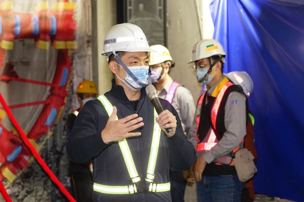 台北市長蔣萬安前往新北市參加第二條長隧道貫通典禮,被問到YouBike相關議題。台北市政府提供