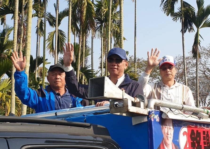 南投縣前縣長林明溱(中)代表國民黨參選南投立委補選失利,昨天車隊謝票。翻攝林明溱臉書