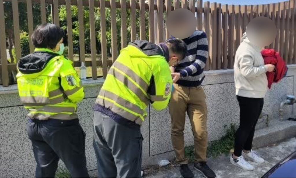 ▲ 員警攙扶兩人至路邊,協助查看傷勢並通知救護車 (圖/台中市警察局 提供)