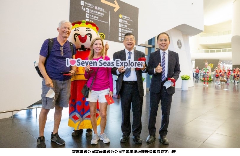 可能是 6 個人、大家站著和文字的圖像