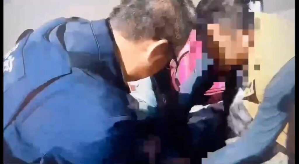 到場員警立即上前協助急救。