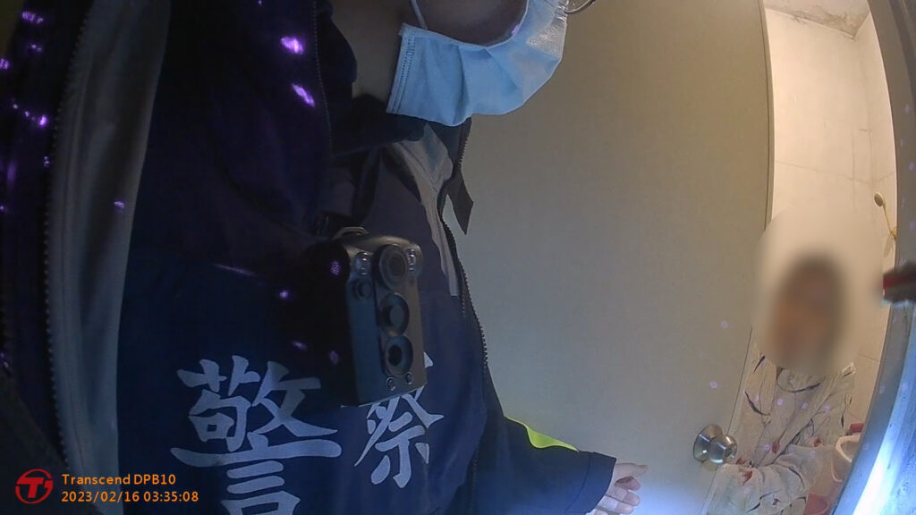 林嫗獲救當下氣溫僅10度,警方見其衣著單薄臉色蒼白,且因身體虛弱行動緩慢