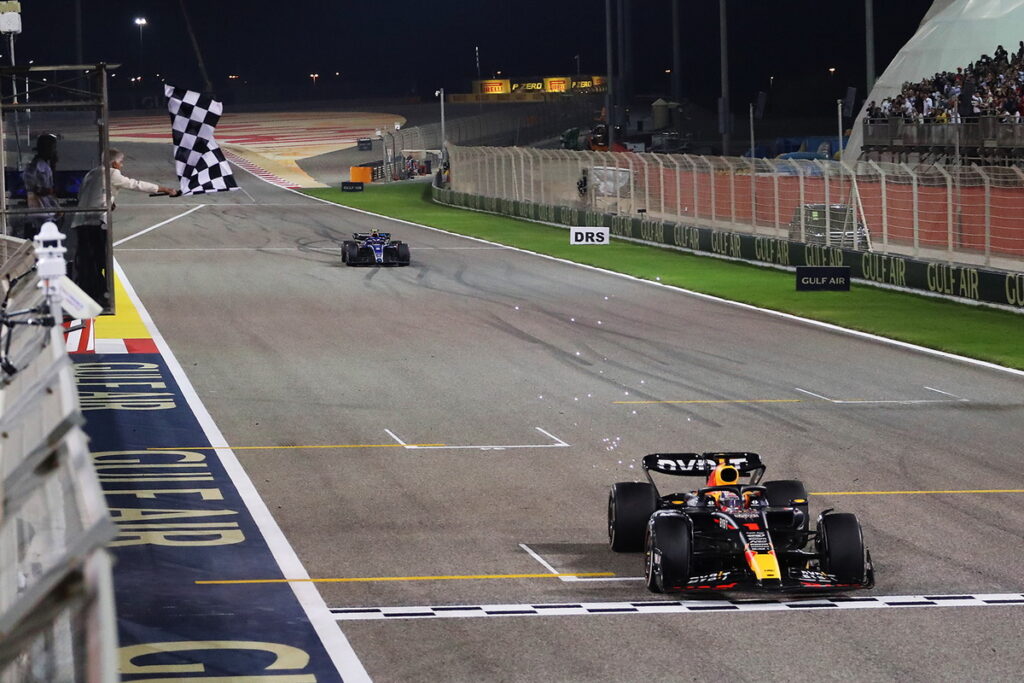 Max Verstappen 在2023 F1開幕戰巴林大獎賽上,從桿位領先,僅在進站階段暫失領先位置,隨後又馬上領先,而這也是他在巴林賽事的首勝。