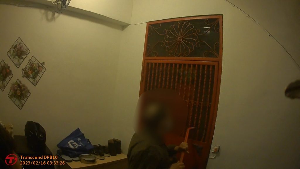 警方當機立斷請鎖匠協助破門