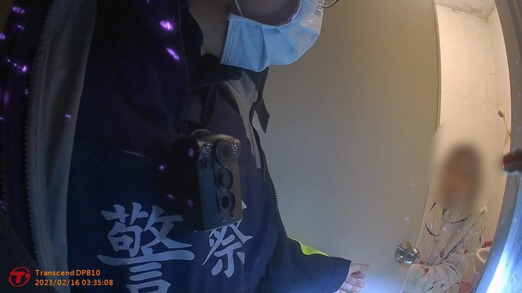 林嫗獲救當下氣溫僅10度,警方見其衣著單薄臉色蒼白,且因身體虛弱行動緩慢
