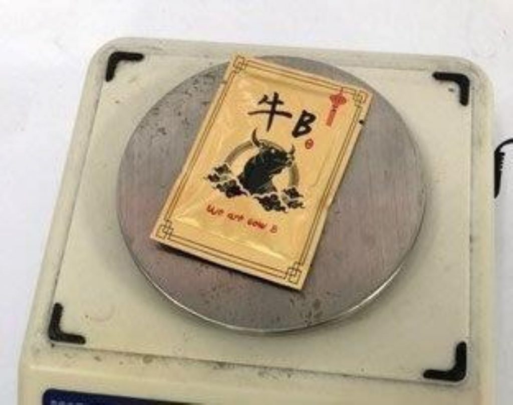 員警查獲印有「牛B」字樣之毒品咖啡包。