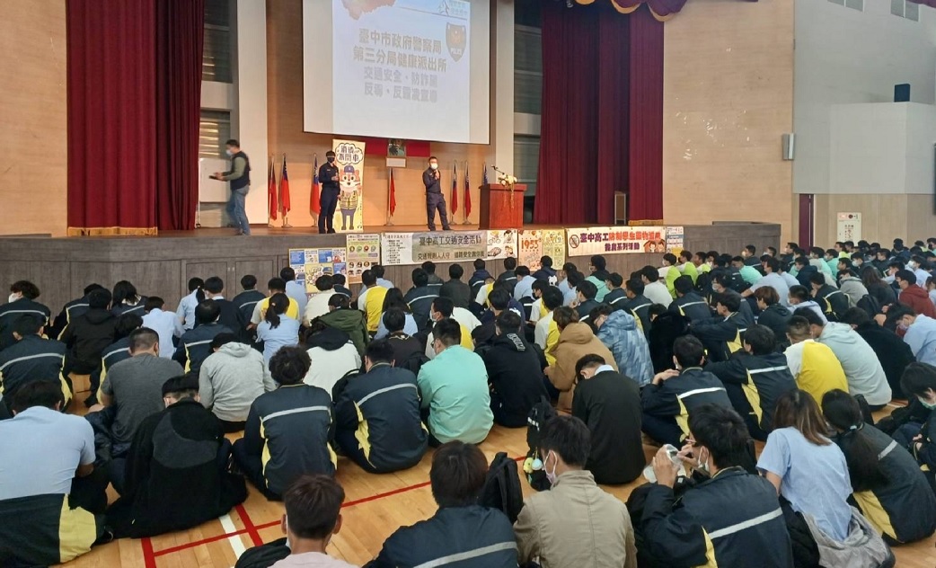 ▲ 中警三分局健康派出所至臺中高工進行交通安全、防詐、反毒及反霸凌宣導            (圖/台中市警察局 提供) 